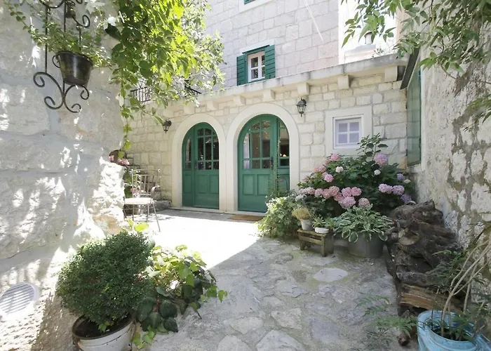 Stone Cottage Lavandula