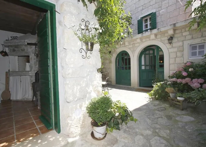 Stone Cottage Lavandula